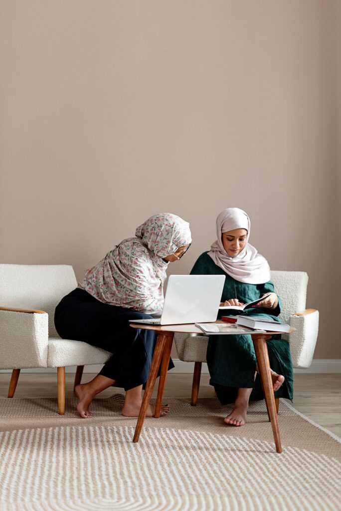Deux jeunes femmes travaillant ensemble sur un ordinateur portable